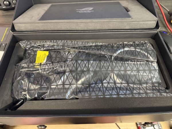ASUS ROG Astral RTX 5080 graphics card - Image 4